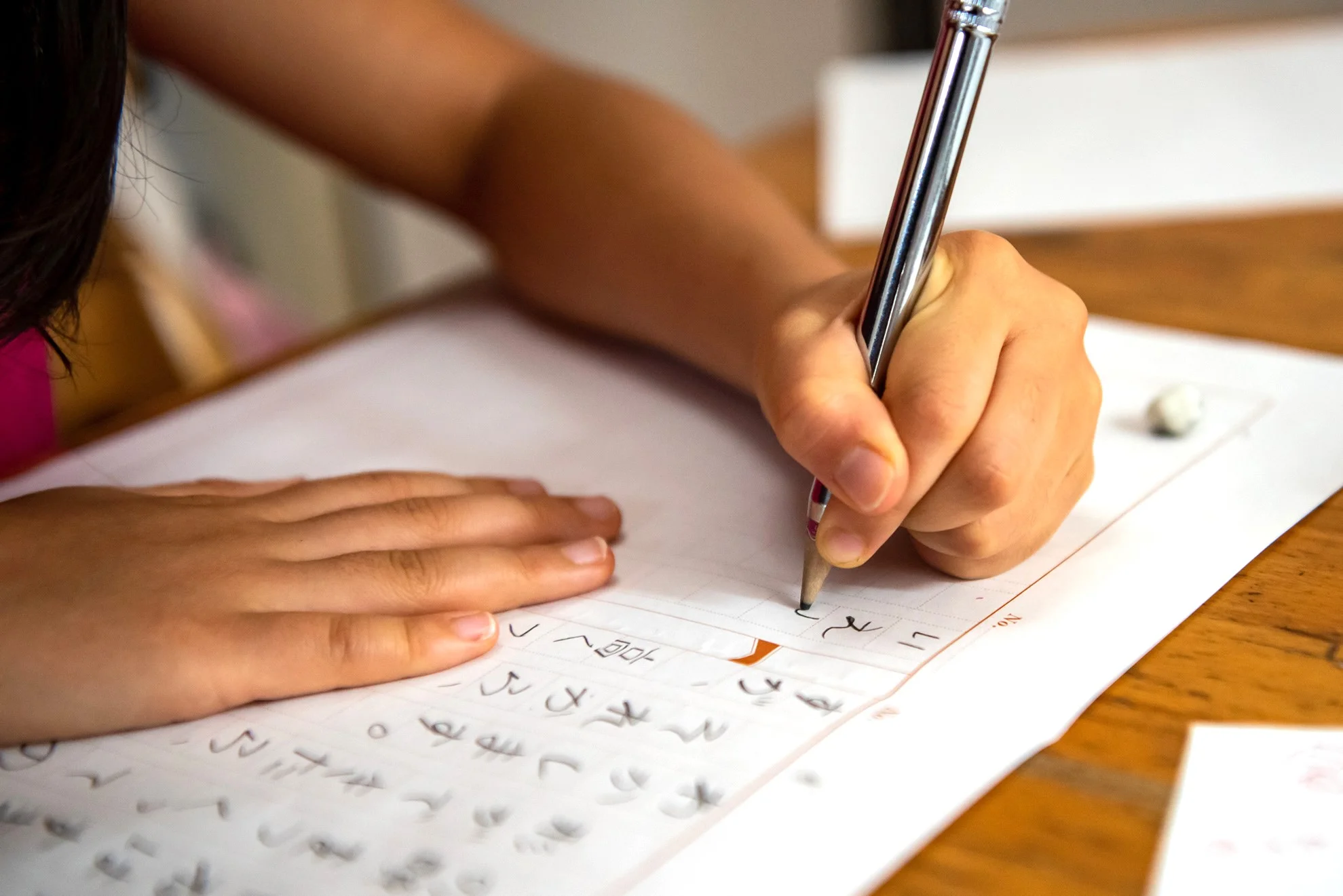 感想文を書いている子どもの手