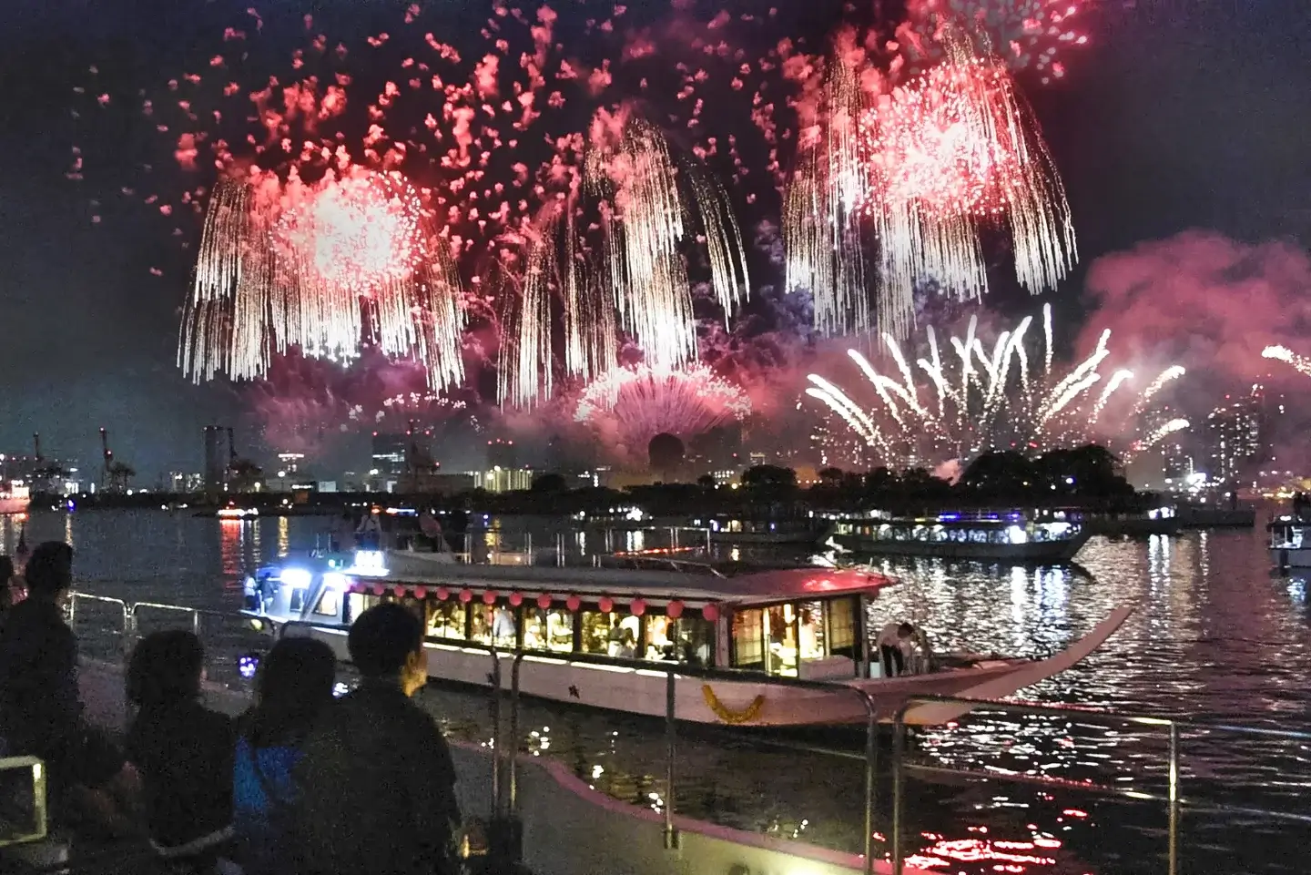 隅田川花火大会　屋形船の様子