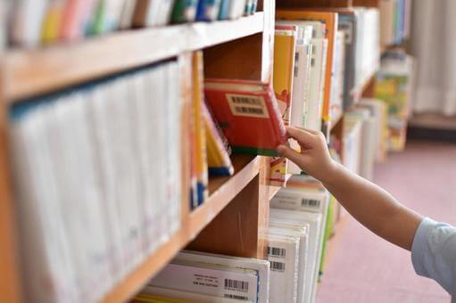 本を選んでいる画像