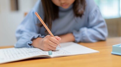 感想文を書く女の子